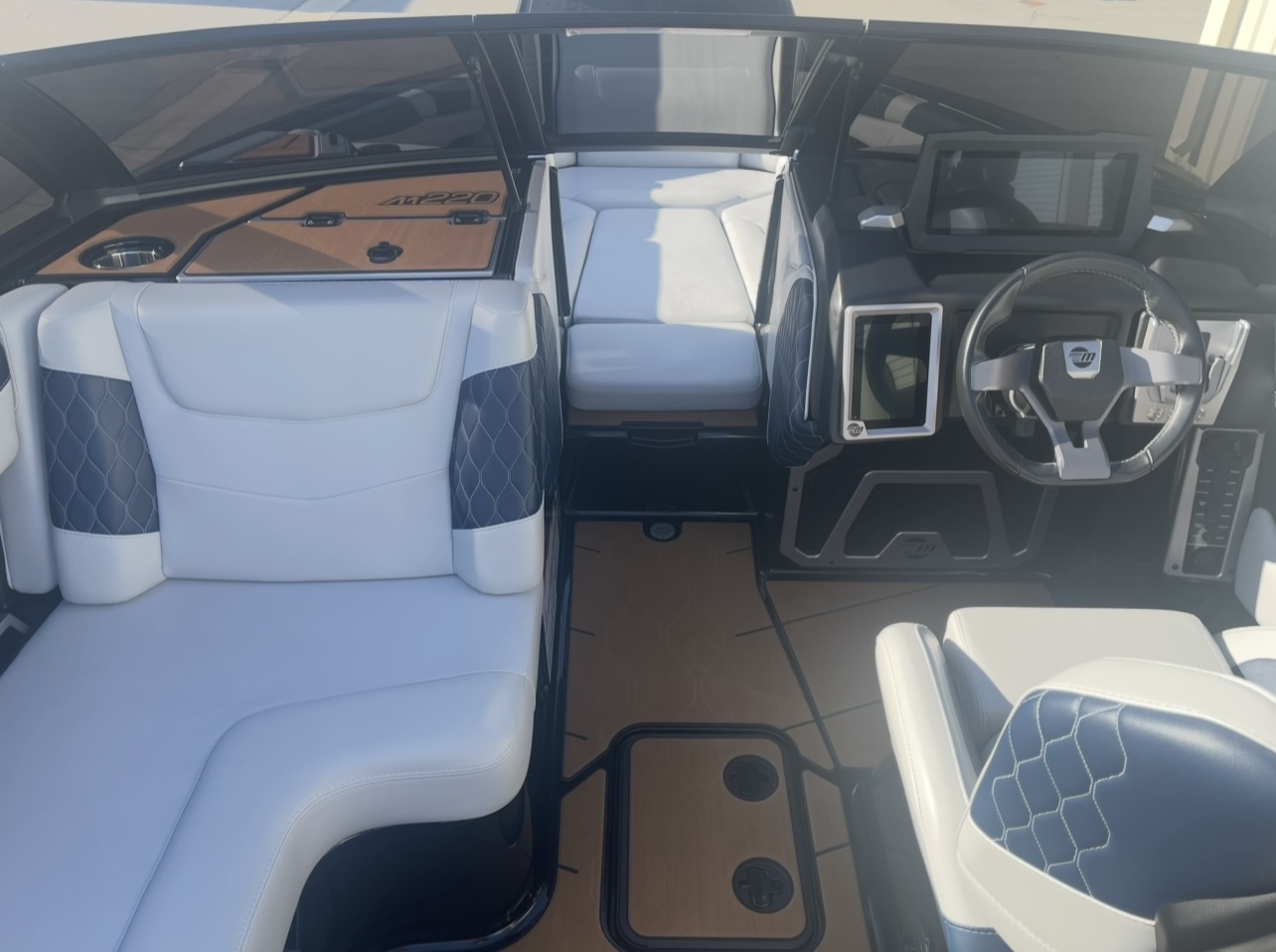 2021 Malibu M220 Icon